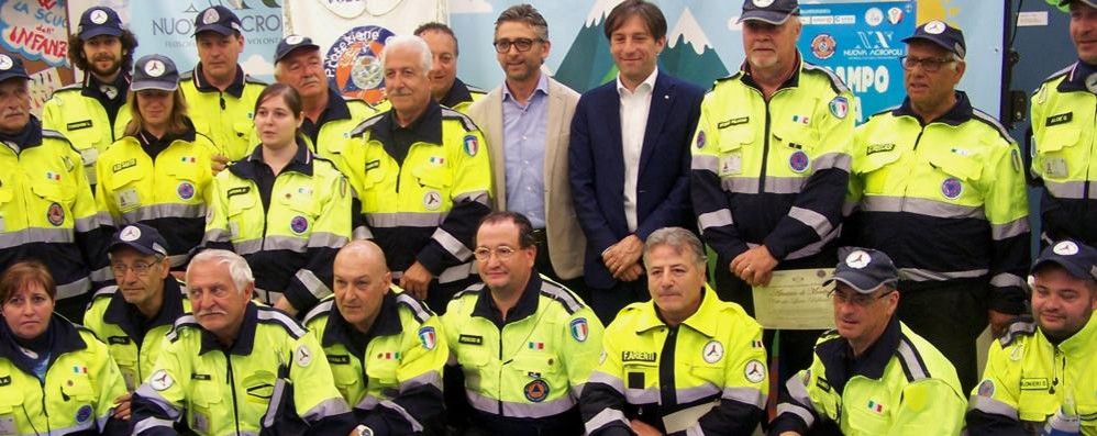 Foto di gruppo della Protezione civile con il sindaco e il vicepresidente regionale, Fabrizio Sala, a Seregno