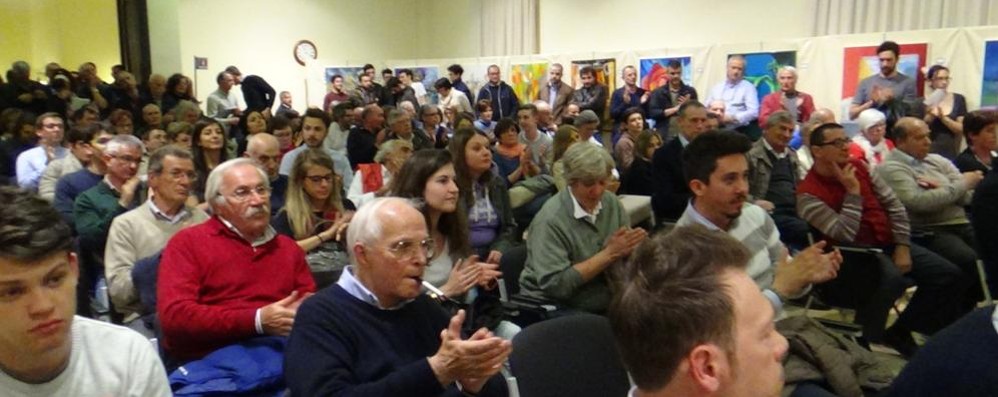 La sala civica colma, a Biassono, per il  faccia a faccia organizzato dal Cittadino