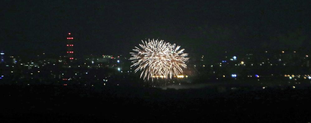 Fuochi di san Giovanni a Monza visti dalla collina di Montevecchia