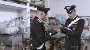 I carabinieri di Milano col materiale trafugato dai cimiteri