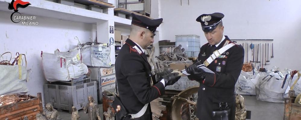 I carabinieri di Milano col materiale trafugato dai cimiteri