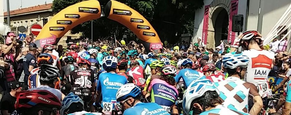 Giro d'Italia 2016 a Muggiò: la partenza della tappa 18 che porterà la carovana a Pinerolo - foto Stefano Arosio