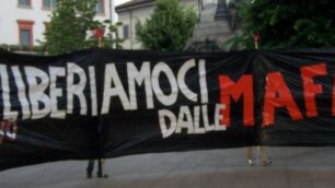 Seregno, lo striscione con la scritta "Liberiamoci dalle mafie" in piazza Vittorio Veneto, davanti all'ingresso del "Tripodi pane e caffè" - foto Paolo Colzani