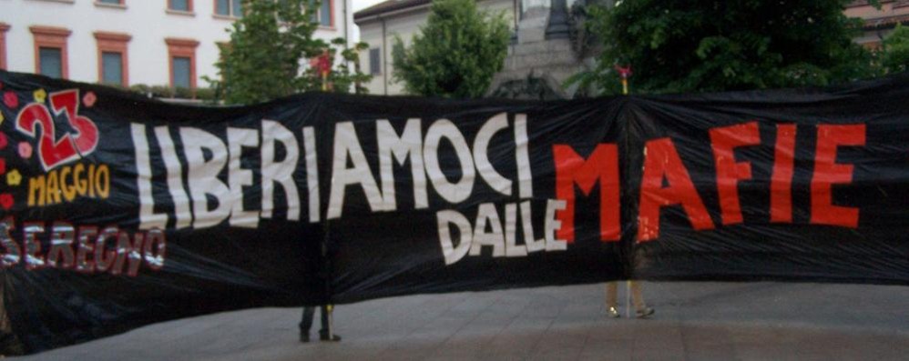 Seregno, lo striscione con la scritta "Liberiamoci dalle mafie" in piazza Vittorio Veneto, davanti all'ingresso del "Tripodi pane e caffè" - foto Paolo Colzani