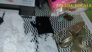 I capi rubati all’Ovs e recuperati dalla polizia locale