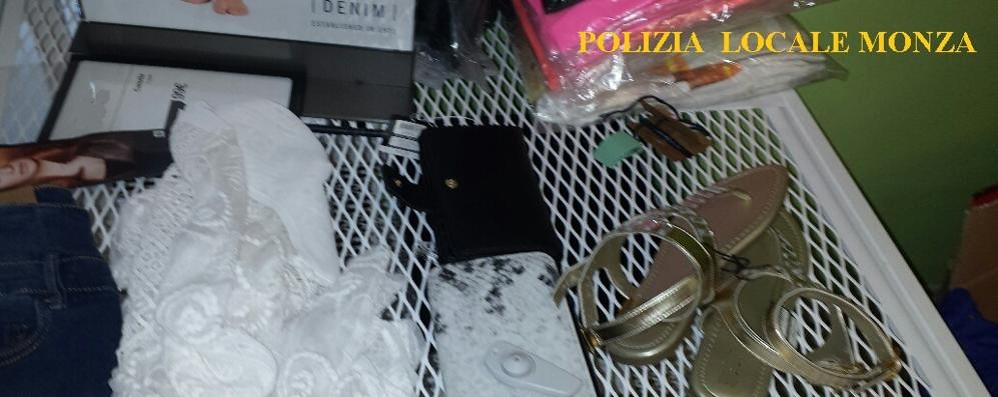I capi rubati all’Ovs e recuperati dalla polizia locale