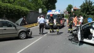 Le auto incidentate in via Lecco