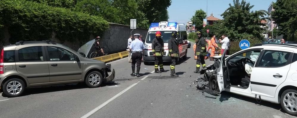 Le auto incidentate in via Lecco