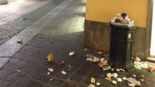 Le foto di un sabato sera a Monza tra i cestini pieni e rifiuti a terra
