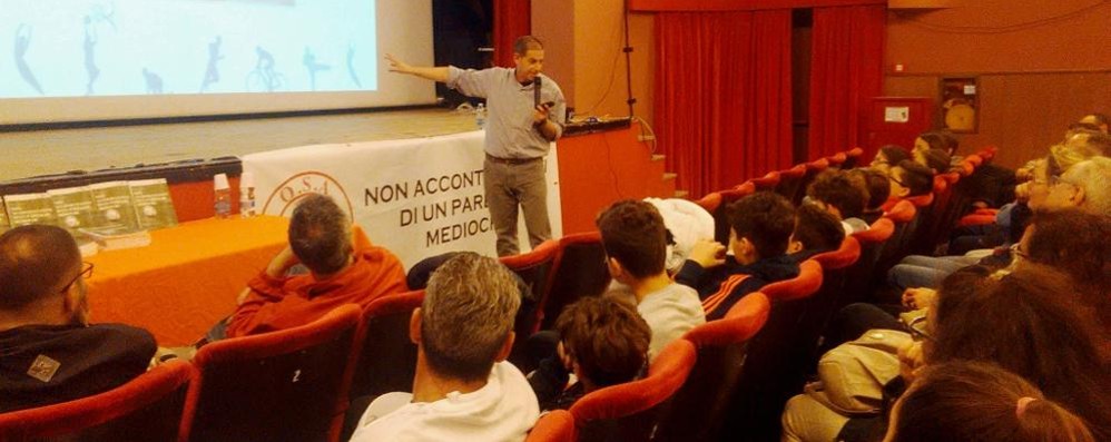 L’intervento di don Alessio Albertini a Lentate sul Seveso - Foto Marzorati