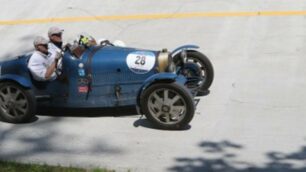 La Bugatti T37 vittoriosa mentre percorre la sopraelevata dell’autodromo di Monza