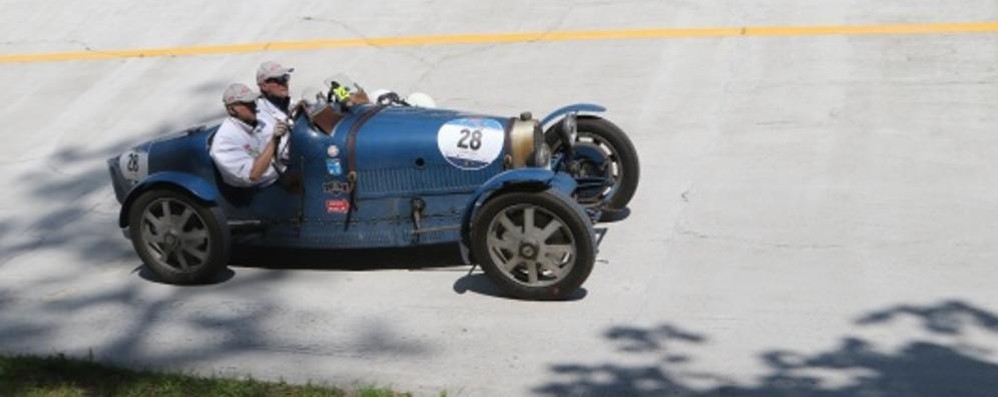 La Bugatti T37 vittoriosa mentre percorre la sopraelevata dell’autodromo di Monza