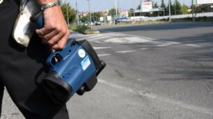 Un agente con un telelaser
