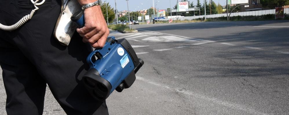 Un agente con un telelaser