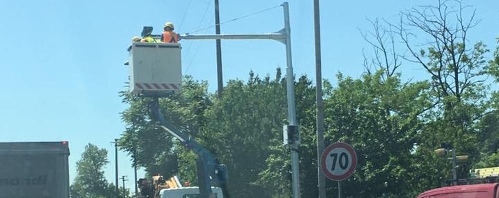 Il sistema di monitoraggio in viale delle Industrie nella foto postata sul gruppo Facebook “Sei di Monza se”