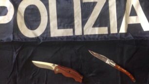 Monza, i coltelli usati nelle  rapine in  via Guerrazzi