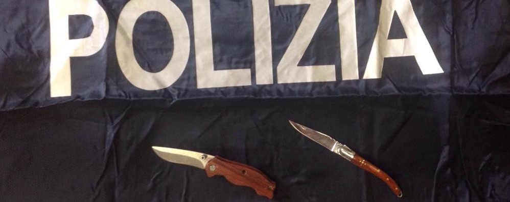Monza, i coltelli usati nelle  rapine in  via Guerrazzi