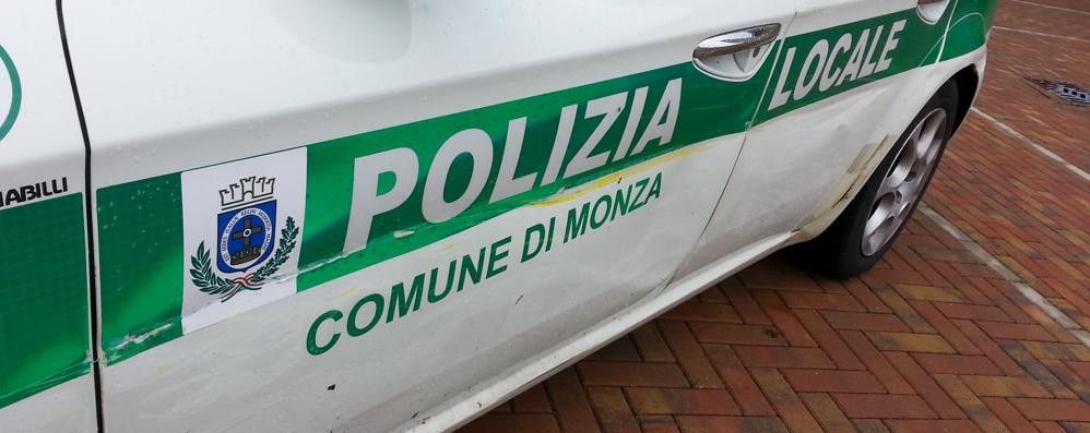 Monza, l’auto della polizia locale speronata durante l’inseguimento di mercoledì  in zona piazzale Virgilio