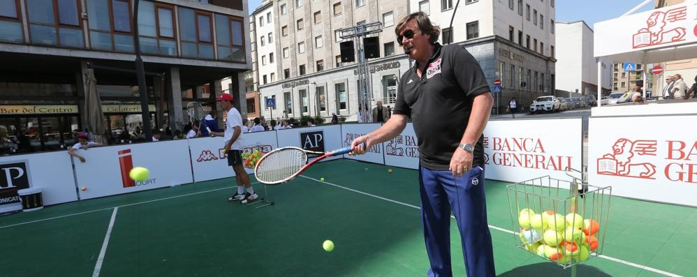 Monza - Adriano Panatta, campione di tennis, in piazza Trento e Trieste (Foto Radaelli)