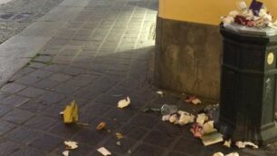 Monza, la foto scattata da un lettore sabato sera vicino all’arengario: un cestino straripante di rifiuti