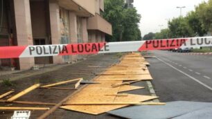 Monza, la foto dell'artista Roberto Spadea della palizzata dell'ex cinema Maestoso vandalizzata