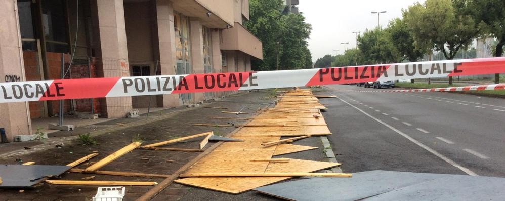 Monza, la foto dell'artista Roberto Spadea della palizzata dell'ex cinema Maestoso vandalizzata