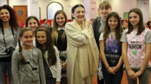 La celebre ballerina Carla Fracci con un gruppo di ragazze a Seregno in sala Gandini ( foto Volonterio)