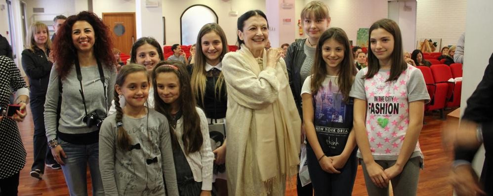 La celebre ballerina Carla Fracci con un gruppo di ragazze a Seregno in sala Gandini ( foto Volonterio)