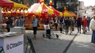 Seregno - Tra le bancarelle della Festa siciliana la postazione mobile del “Cittadino” (Foto Galbiati)