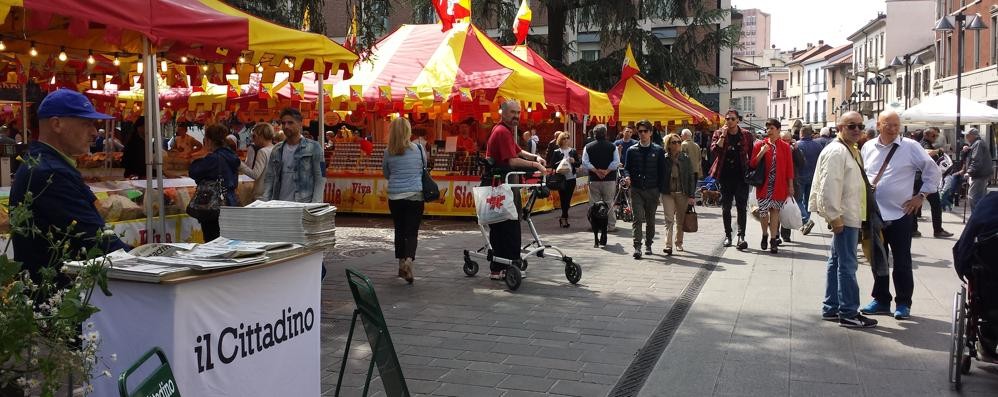 Seregno - Tra le bancarelle della Festa siciliana la postazione mobile del “Cittadino” (Foto Galbiati)