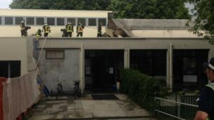 Villasanta, i Vigili del Fuoco al lavoro sul tetto dell’asilo nido - Foto Pinoia