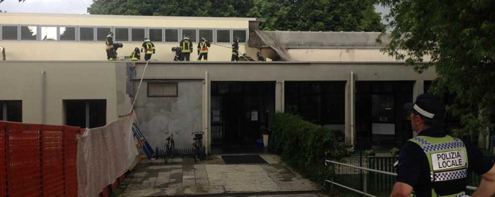 Villasanta, i Vigili del Fuoco al lavoro sul tetto dell’asilo nido - Foto Pinoia