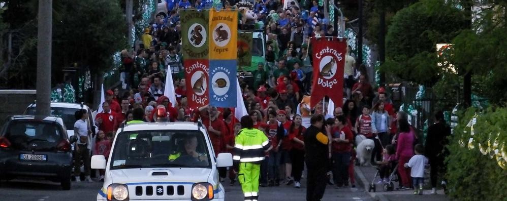 la sfilata delle contrade al Villaggio Brollo: anche Solaro vuole tornare protagonista - foto Marturano