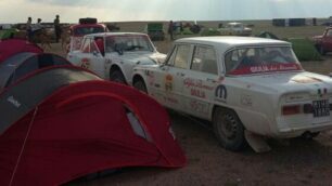 Le due Giulia Alfa Romeo della scuderia del Portello nell'attendamento per notte di Undurshireet (Mongolia) - foto Portello