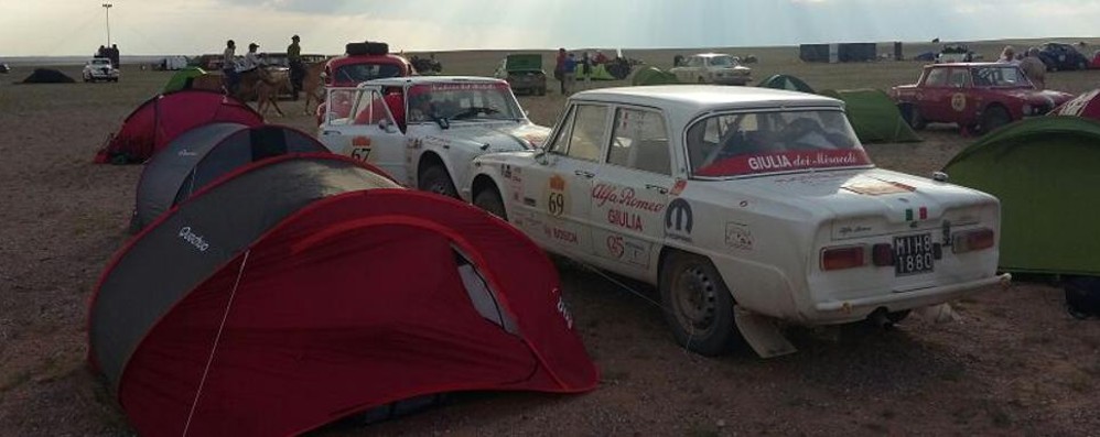 Le due Giulia Alfa Romeo della scuderia del Portello nell'attendamento per notte di Undurshireet (Mongolia) - foto Portello