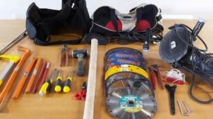 Il kit del ladro dei box arrestato a Seregno - foto Cristina Marzorati