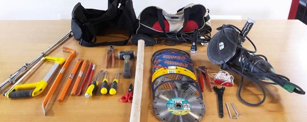 Il kit del ladro dei box arrestato a Seregno - foto Cristina Marzorati