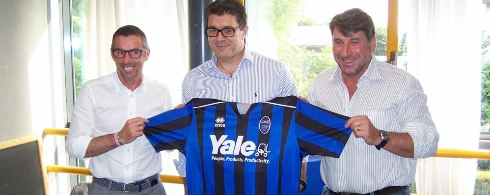 Calcio, la presentazione del nuovo allenatore del Renate: da sinistra Oscar Magoni, Luciano Foschi e Massimo Crippa - foto Paolo Colzani