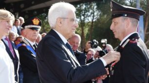 Il presidente della Repubblica, Sergio Mattarella, premia l’appuntato scelto Massetti