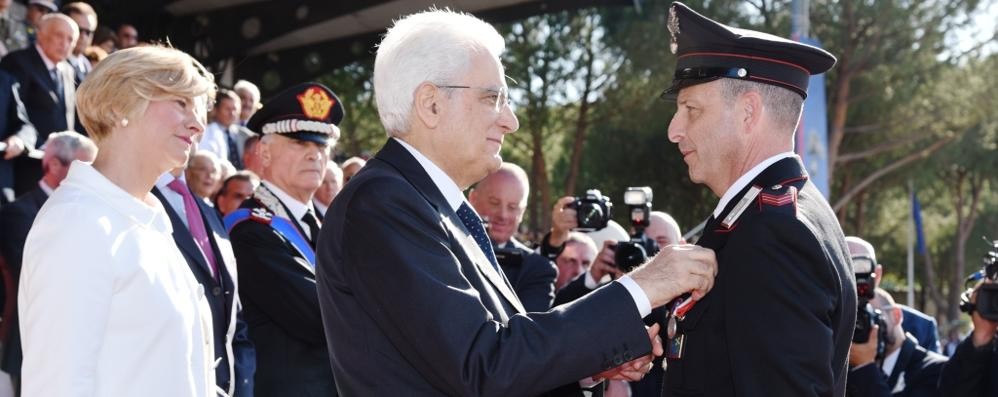 Il presidente della Repubblica, Sergio Mattarella, premia l’appuntato scelto Massetti