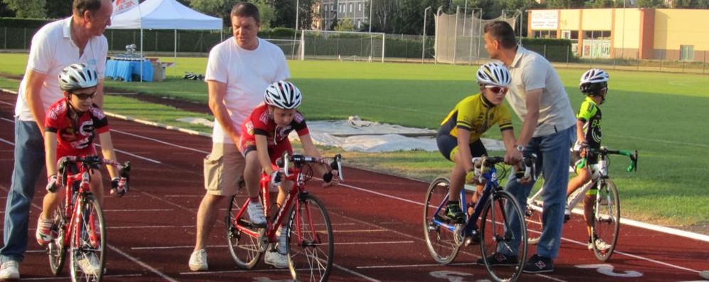 Ciclismo, la Poli Nova ci riprova: ecco i “Giovani velocisti sotto le stelle”