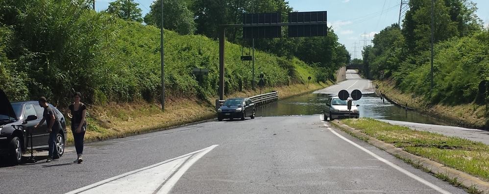 La zona della bananina di Usmate Velate chiusa al traffico e piena d'acqua - foto Galbiati