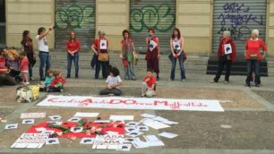 Monza, il flash mob in piazza San Paolo contro la violenza sulle donne