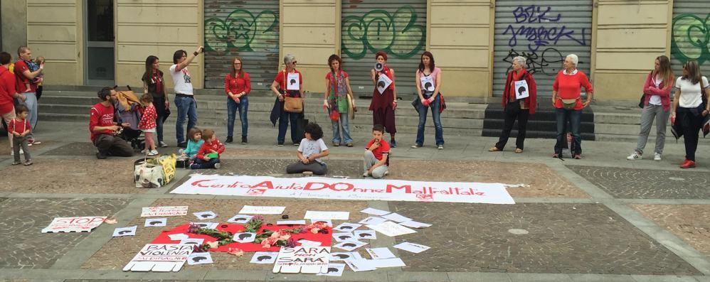 Monza, il flash mob in piazza San Paolo contro la violenza sulle donne