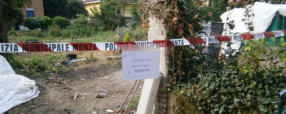 Il cantiere sequestrato dalla polizia locale in via Cavallotti