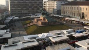 Monza, uno scorcio del mercato in piazza Trento e Trieste