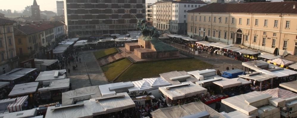 Monza, uno scorcio del mercato in piazza Trento e Trieste