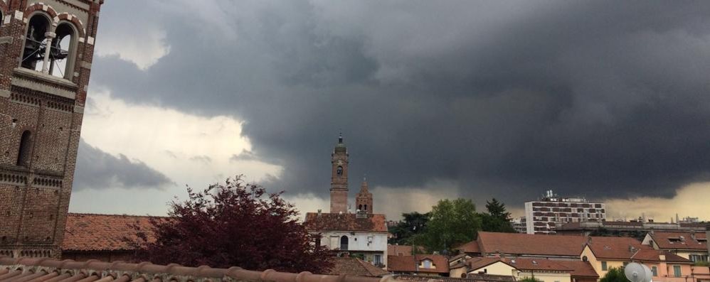 Il cielo di Monza oscurato dalle nubi: c’è il rischio di temporali forti
