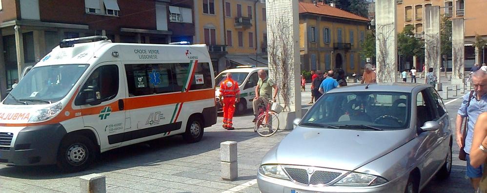 Lissone, i soccorsi in piazza Libertà per l’investimento di una ragazza di 11 anni