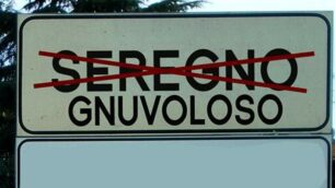 Il nuovo cartello di accesso a Seregno secondo il Monzese imbruttito su Facebook